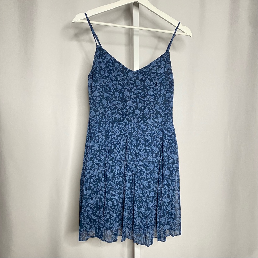 🏷️Hollister Navy Blue Floral Pleated Mini Dress — S